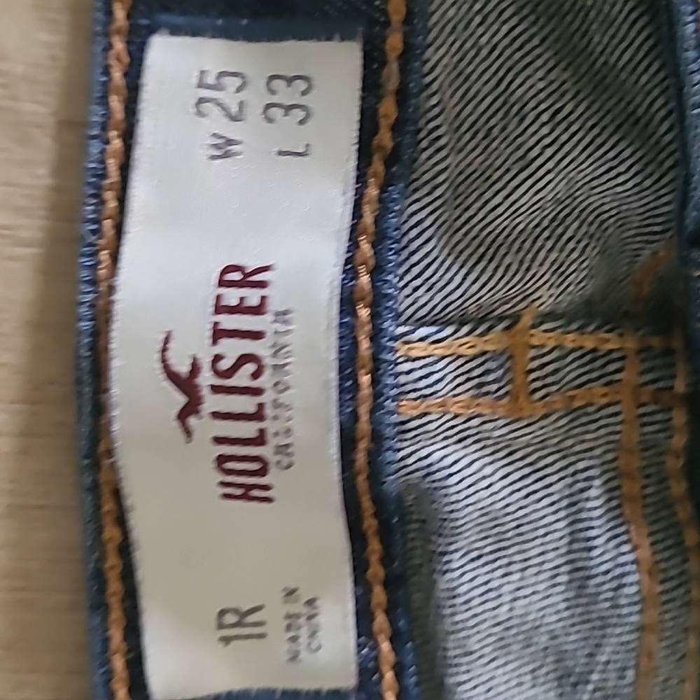 Hollister Jean - Picture 3 of 5